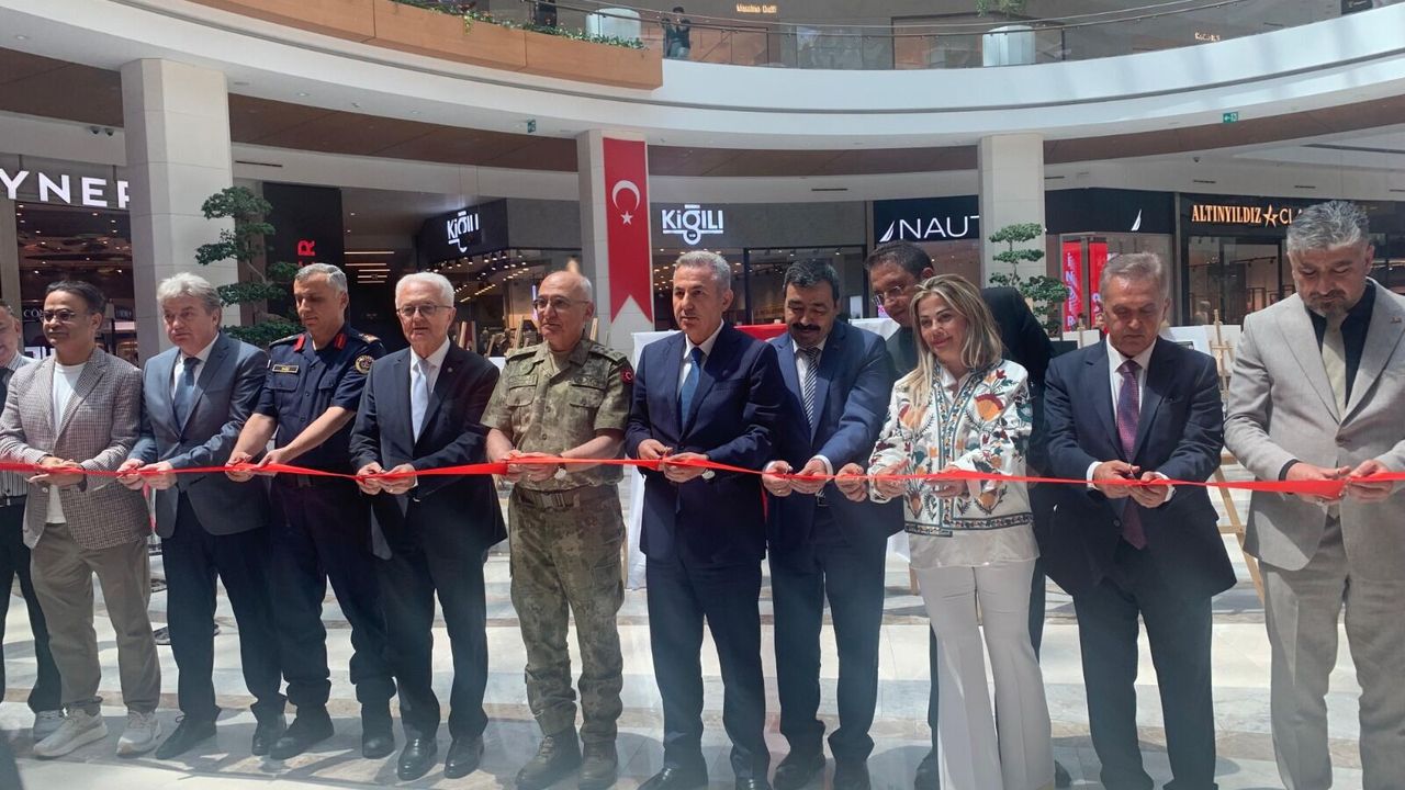 BİK, genç iletişimcilerin 15 Temmuz manşetlerini İzmir’de sergiliyor