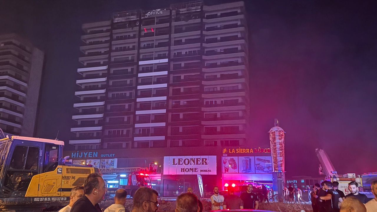 Diyarbakır'da Plazanın Dış Cephesinde Çıkan Yangın Kontrol Altına Alındı