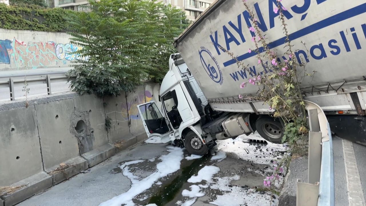 Esenler'de Kumaş Yüklü TIR Dere Yatağına Düştü