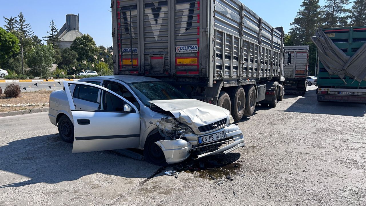 Polisten kaçan sürücü akaryakıt istasyonunda 2 TIR’a çarptı