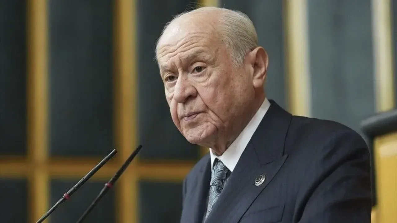 MHP kongresine gelinlik ve damatlıkla geldiler