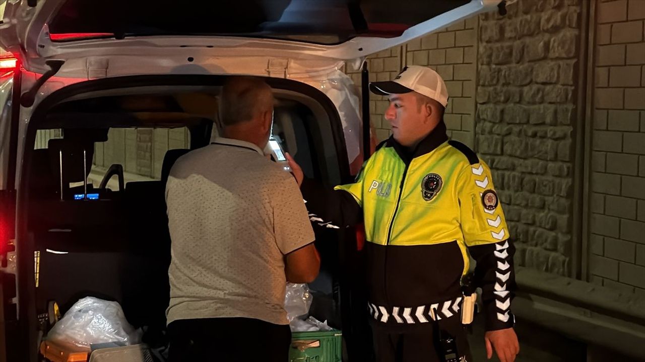 Eskişehir'de Marul Kamyoneti Devrildi