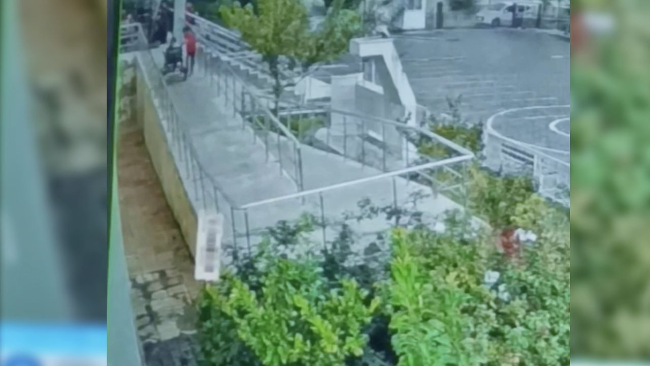 Aniden yağmur bastırdı, engelli arkadaşının yardımına koştu
