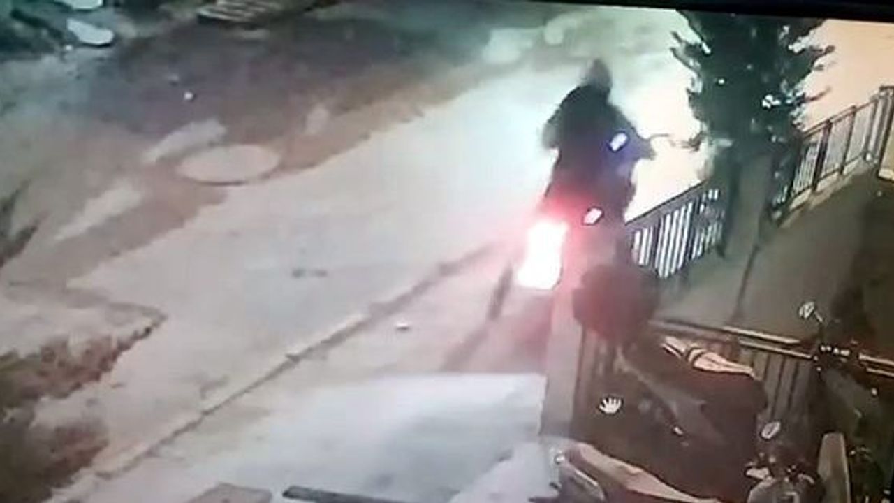 Avcılar'da motosiklet hırsızlığı güvenlik kamerasına yansıdı