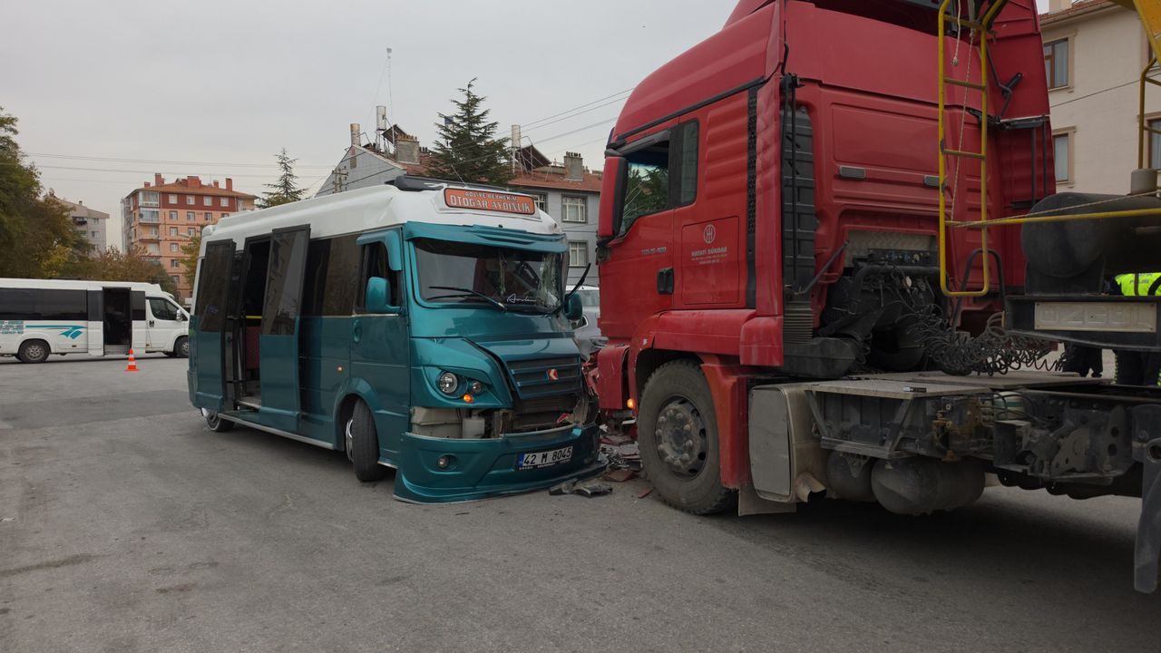 Konya'da Minibüs ve Kamyon Çarpıştı