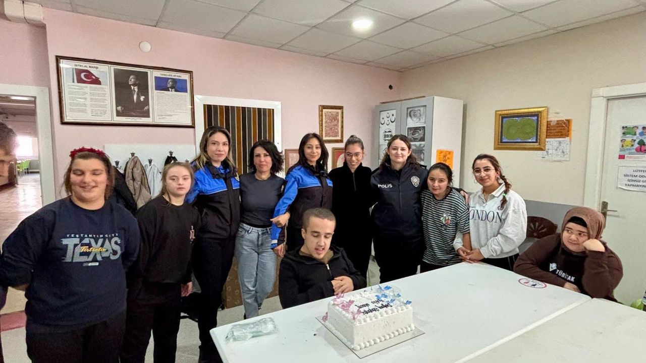 Polisten özel gereksinimli öğrencilere doğum günü sürprizi