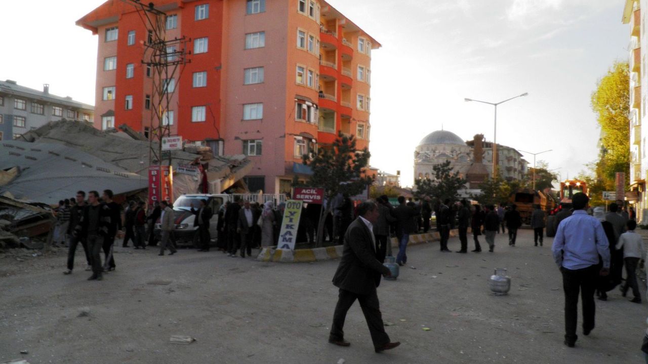 Van depreminin 15. yılında acılar taze