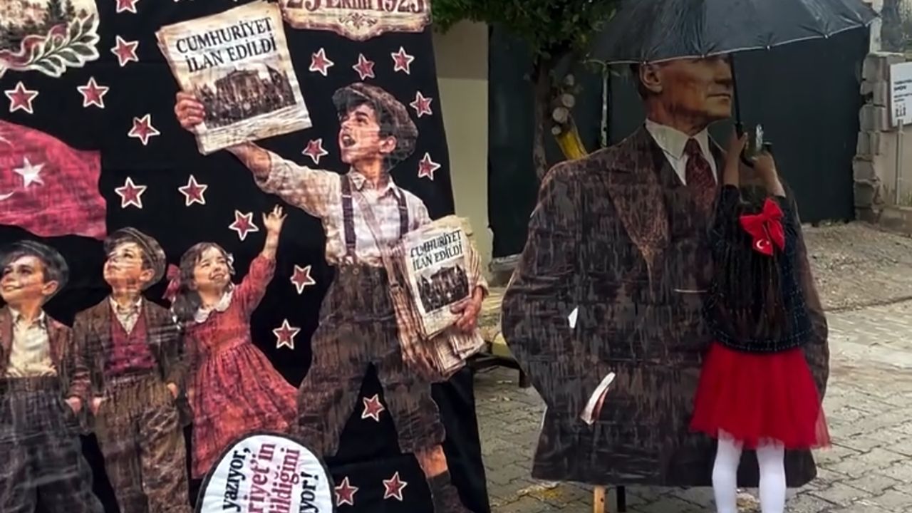Yağmura karşı Atatürk maketini şemsiyeyle korudu!