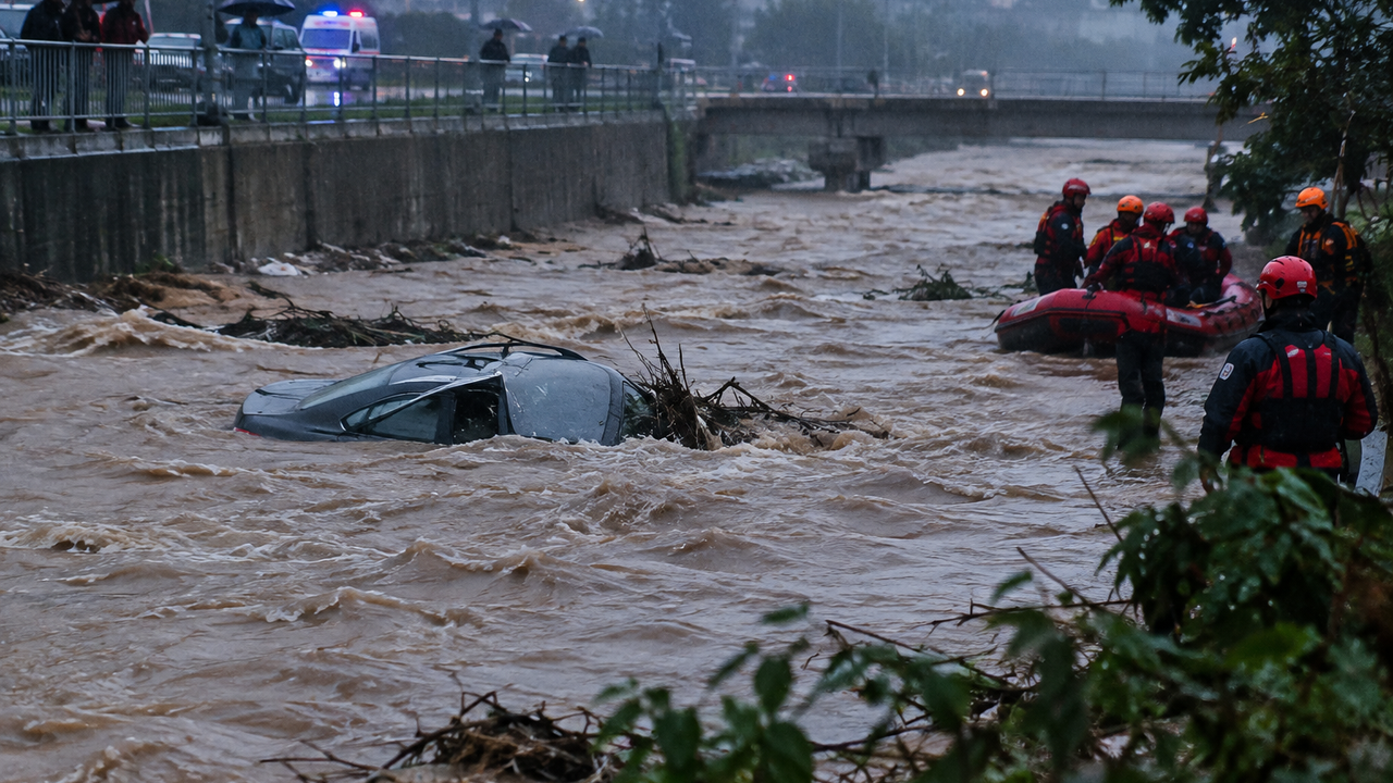 Pendik'te sağanak sele yol açtı: 2 kişi kayıp