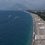 Antalya'da az bulutlu havada sahiller doldu