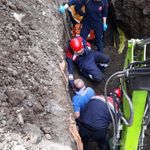 Trabzon'da altyapı kazısında göçük: İşçi toprak altından kurtarıldı