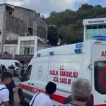 Beykoz'da otomobilin kaldırımdaki yayaların arasına daldı!