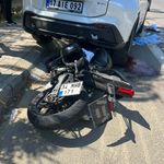 Çanakkale'de motosiklet, park halindeki otomobile çarptı