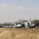 Lice'de minibüs devrildi