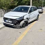 Otomobil caminin duvarına çarptı