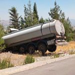 Şarampole devrilen tankerin şoförü yaralandı