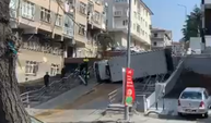 Çankaya'da kamyon devrildi!