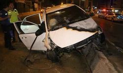 Refüje çarpan otomobilde yangın çıktı: 2 ağır yaralı