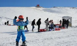 Hakkari'de öğrenciler, kayak dersi alıyor