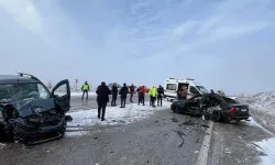 Hafif ticari araç ile otomobil çarpıştı