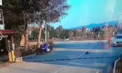 Otomobil ile motosikletin çarpıştığı kaza kamerada 