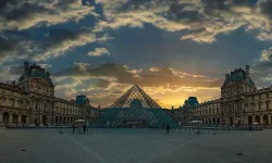 Paris'te, Louvre Müzesi yenilenme sürecine girecek