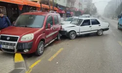 Otomobil, park halindeki 3 araca çarptı