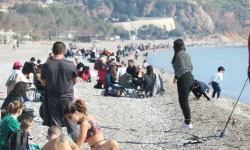Antalya'da tatilin son gününde sahilde yoğunluk