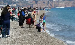 Antalya'da güneşli havada sahil keyfi