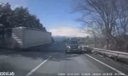 Seyir halindeki TIR'ın dorsesi koptu