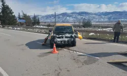 Otomobil ile taksi çarpıştı