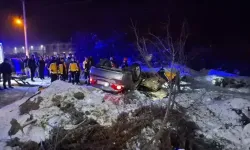 Buzlu yolda otomobil takla attı