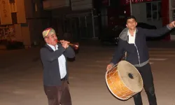 Baba oğul davul zurnayla vatandaşları sahura kaldırıyor