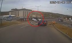 Otomobil refüje çarptı, kaza kameralara yansıdı