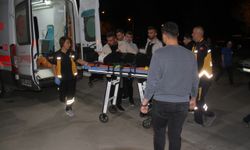 Motosikletli yayalara çarparak kaçtı