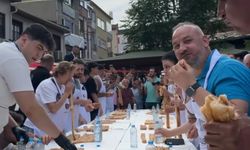 5 dakikada 11 metrelik böreği bitirdi