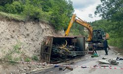 Artvin'de sondaj kamyonu devrildi