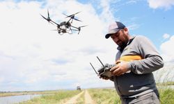 Çarmıklı ailesi Dronla çeltik ekiyor!