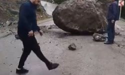 Dev kaya parçası yola düştü, son anda kurtuldular