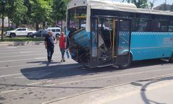 Otomobil, halk otobüsüne çarptı!