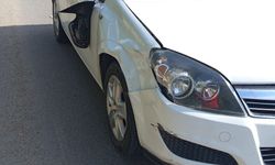 Otomobil motosiklete çarptı: 3 yaralı