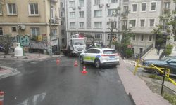 Otomobilin altında kalmaktan son anda kurtuldu