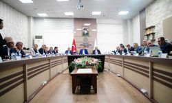 "Özgür Bey etrafına baksın yapılanları iyi görür"