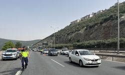 TEM’de hafif ticari araç bariyere çarpıp devrildi!