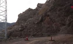 Erzurum'da kaya parçaları mahallenin yolunu kapattı