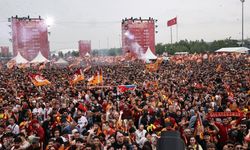 Galatasaraylı futbolcular taraftarla boğazda kutlama turunda