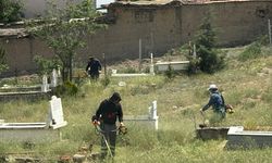Kalecik Belediyesi’nden Mezarlıklarda Temizlik Çalışması