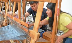 Muğla'da, öğrenciler atık malzemelerden kilim dokudu