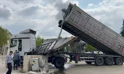 TIR damperi kendi kendine açıldı, üst geçit yerle bir oldu