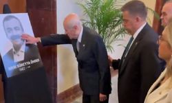 Bahçeli, Önder’in fotoğrafını eliyle sevdi